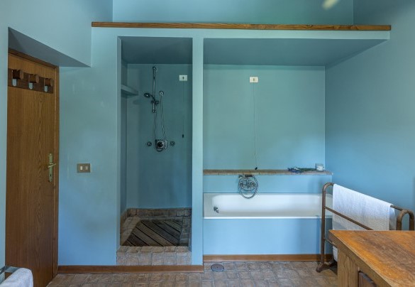 Bagno con vasca e doccia en-suite. Primo piano - Casale Le Querce di Cetona