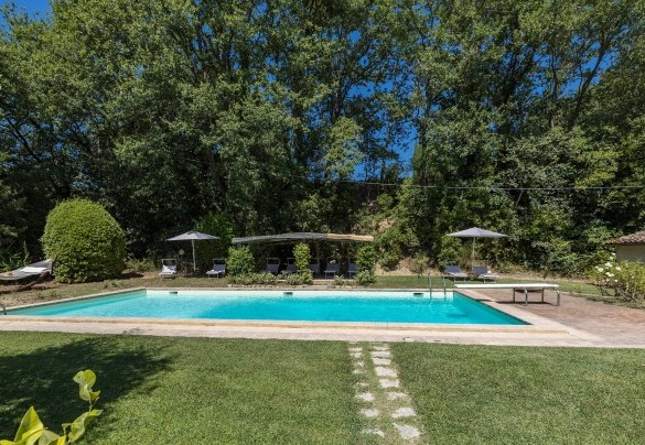 La piscina è dotata di due scalette metalliche - Casale Le Querce di Cetona