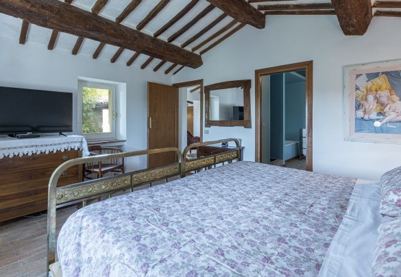 Camera matrimoniale con letto king size cm 190 x 200 e bagno en-suite. Primo piano - Casale Le Querce di Cetona