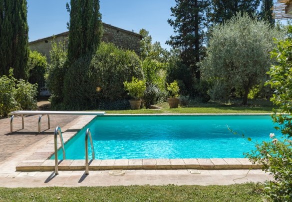 La piscina è esposta ad Ovest e si trova a un livello superiore al piano terra - Casale Le Querce di Cetona