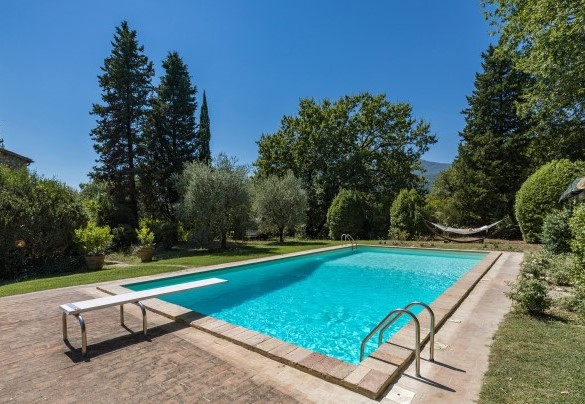 Il rivestimento della piscina è in PVC bianco, l'impianto di depurazione è a cloro - Casale Le Querce di Cetona