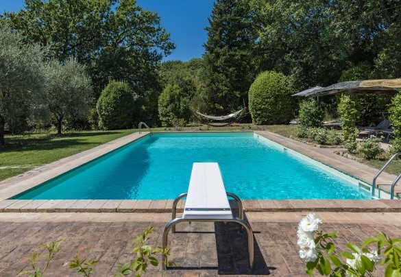 La piscina è dotata di trampolino - Casale Le Querce di Cetona