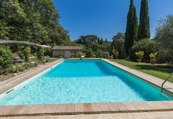 A sei metri dalla piscina c’è lo spogliatoio con doccia calda e un bagno - Casale Le Querce di Cetona