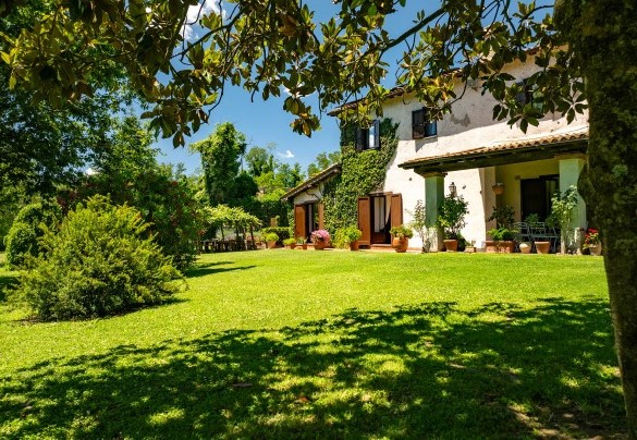Il giardino verde e curato ombreggiato da alberi secolari – Casale Le Querce