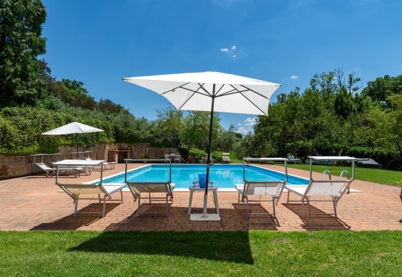 La piscina è rivestita in pvc e igienizzata con impianto a cloro – Casale Le Querce 