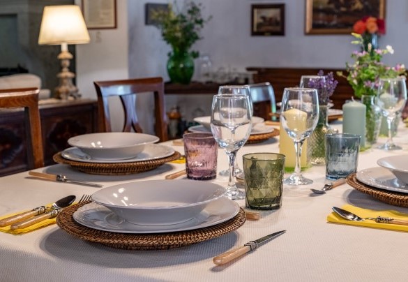 La sala da pranzo in open con il soggiorno – Casale Le Querce 