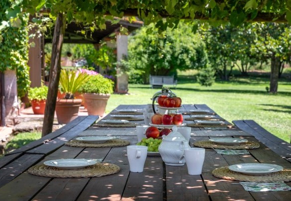 Zona pranzo in giardino a pochi metri dalla cucina – Casale Le Querce 