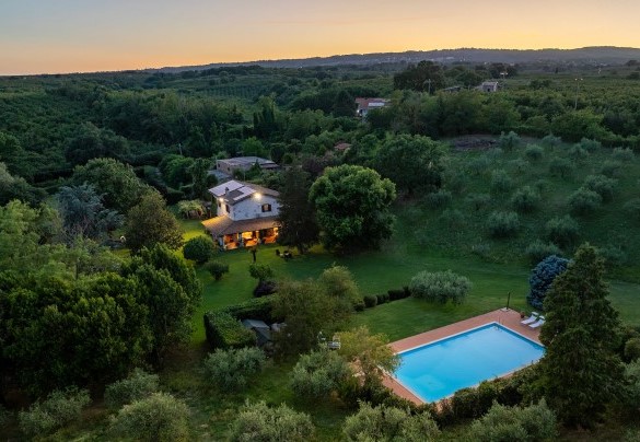 La piscina si trova a circa 40 m dalla villa – Casale Le Querce 