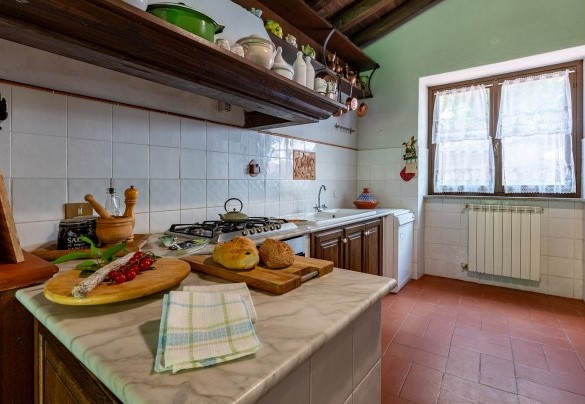 La grande cucina luminosa e accessoriata – Casale Le Querce 