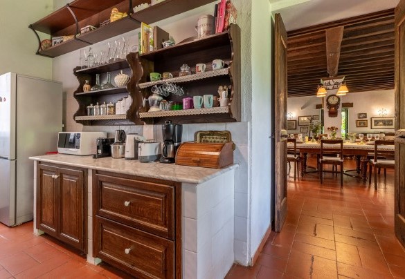 La cucina collegata alla sala da pranzo – Casale Le Querce 