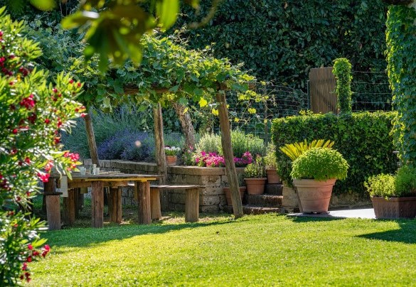 Zona pranzo in giardino a pochi metri dalla cucina – Casale Le Querce 