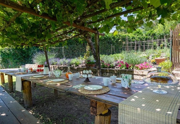 Tavolo da pranzo in giardino a pochi metri dalla cucina – Casale Le Querce 