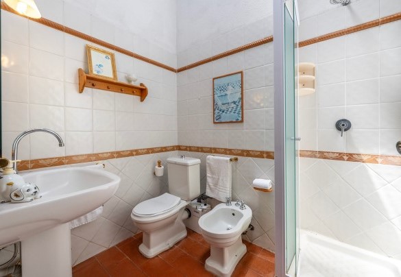 Bagno con doccia n.2 a servizio delle camere n.1 e n.3 – Casale Le Querce 