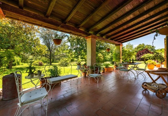 Il grande portico collegato al soggiorno della casa – Casale Le Querce