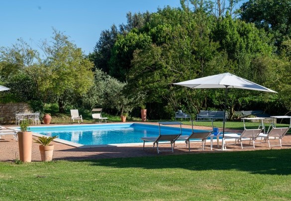 La profondità della piscina accresce da 0,80 a 3 m – Casale Le Querce 