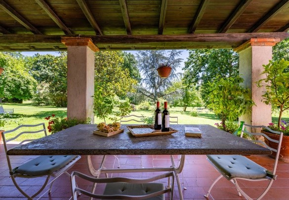 Tavolo da pranzo nel portico collegato al soggiorno – Casale Le Querce 
