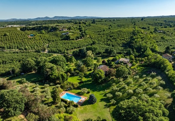 La proprietà immersa nel verde a 3,5 km da Carbognano e Fabrica di Roma – Casale Le Querce 