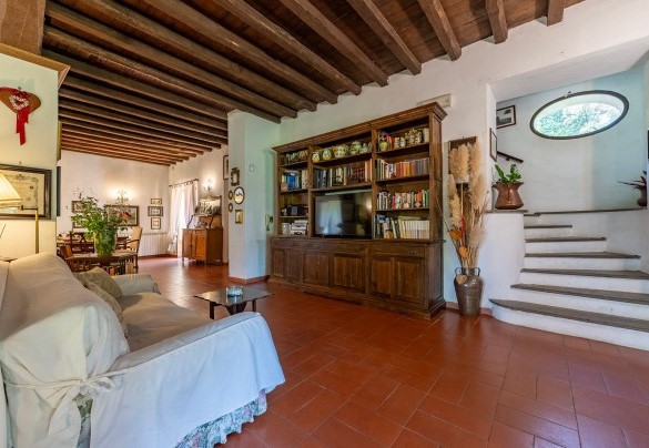 L’ingresso in soggiorno e le scale per il primo piano dove si sviluppa la zona notte – Casale Le Querce 