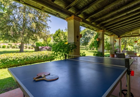 Il tavolo da ping pong nel portico di fronte all’ingresso della casa – Casale Le Querce 