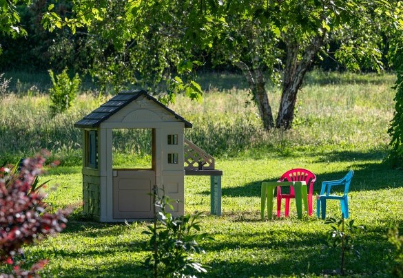 Giochi da bambini in giardino, ombreggiati dal salice – Casale Le Querce 