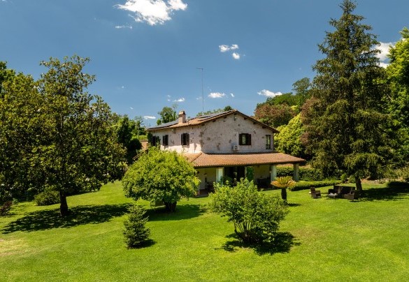 La villa si sviluppa su due livelli collegati da scala interna – Casale Le Querce