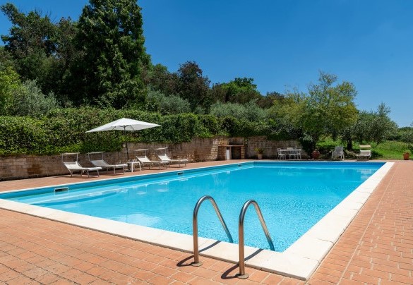 L'accesso in piscina avviene tramite scaletta metallica e gradoni angolari – Casale Le Querce 