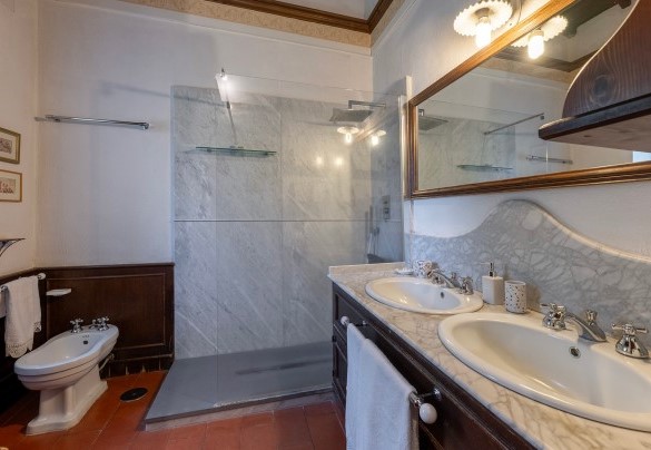 Bagno con doccia n.1 en suite alla camera n.2 – Casale Le Querce 