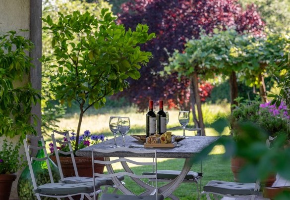 Tavolo da pranzo all’ombra del portico – Casale Le Querce 