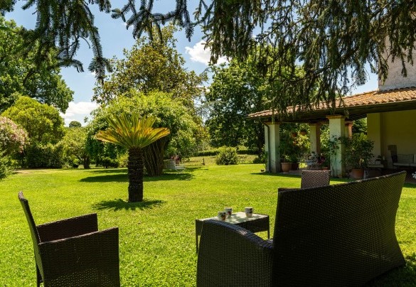 Punto relax in giardino all’ombra del grande abete – Casale Le Querce