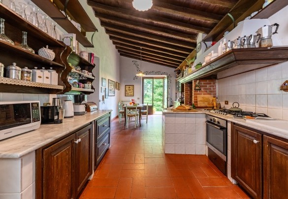 La grande cucina luminosa e accessoriata con uscita in giardino – Casale Le Querce 