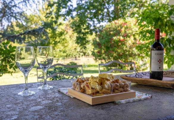 Tavolo da pranzo nel portico collegato al soggiorno – Casale Le Querce