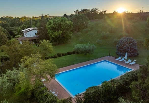 La piscina è raggiungibile dal portico attraversando il prato e salendo alcuni gradini – Casale Le Querce