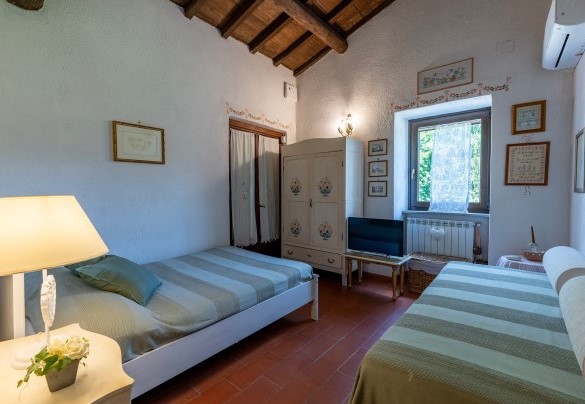 Camera matrimoniale n.1 con letto francese (largo cm 140) – Casale Le Querce 