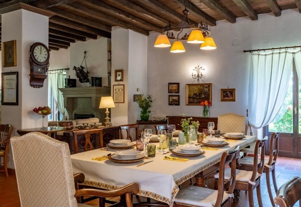La sala da pranzo ha uscite in giardino in prossimità della pergola col tavolo da pranzo e nella corte servita dal grande barbecue – Casale Le Querce
