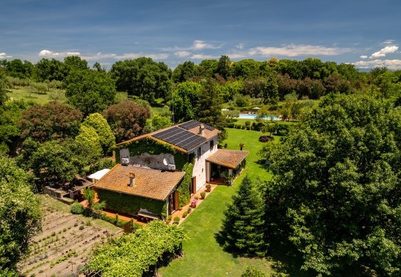 I 3 ettari del parco della villa, recintati da rete metallica e siepi – Casale Le Querce