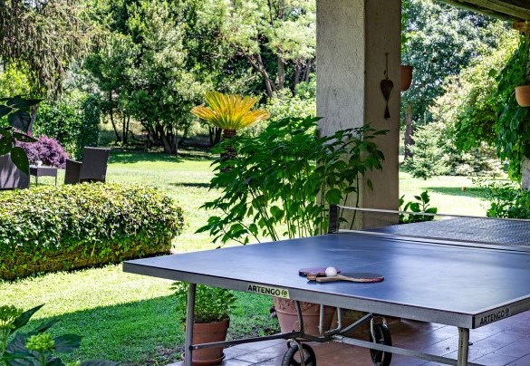 Il tavolo da ping pong nel portico di fronte all’ingresso della casa – Casale Le Querce