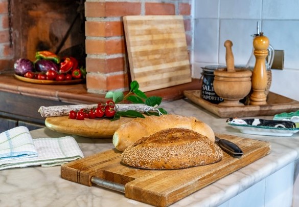 La cucina in muratura con piani di lavoro di marmo – Casale Le Querce 