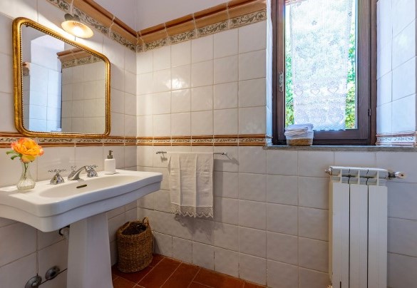 Bagno ospiti accanto al soggiorno – Casale Le Querce