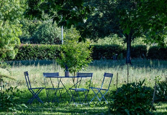 Punto relax in giardino all’ombra del salice – Casale Le Querce 