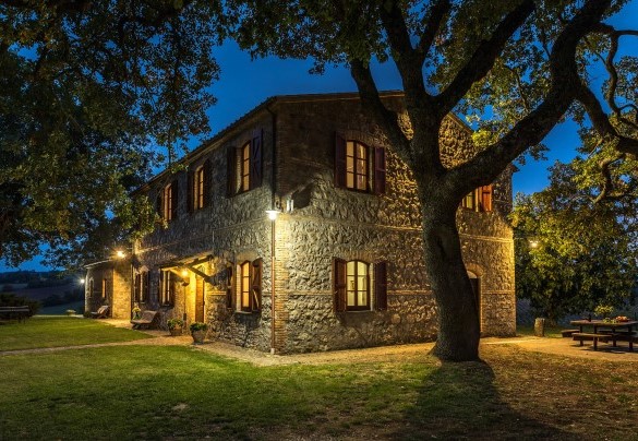 The garden is characterised by large areas of lawn, olive groves and tall trees - Casale Le Tre Querce 