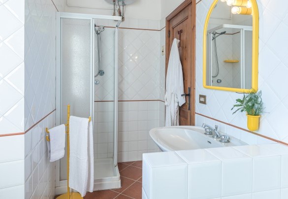 Bathroom with shower on ground first floor - Casale Le Tre Querce  