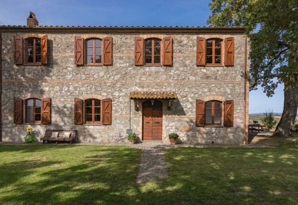 Past the automatic entrance gate there is the fenced garden of one hectare - Casale Le Tre Querce  