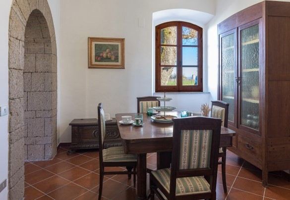 The breakfast room furnished with table and chairs - Casale Le Tre Querce 