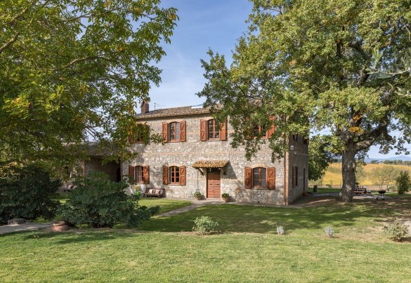 Set among vineyards and olive groves on a hill facing Orvieto is the magnificent farmhouse - Casale Le Tre Querce