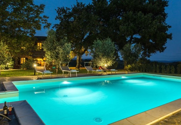 The pool and the farmhouse at sunset - Casale Le Tre Querce     