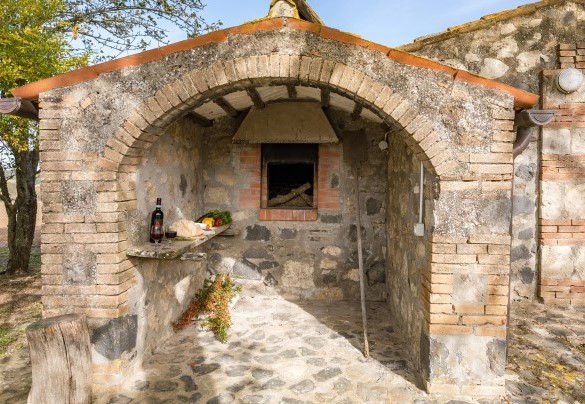A few steps from the house is the wood oven - Casale Le Tre Querce  