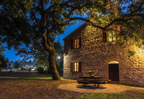The farmhouse illuminated at night - Casale Le Tre Querce