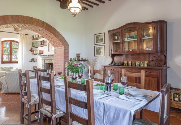 The dining area with the table set up for important dinners - Casale Le Tre Querce 