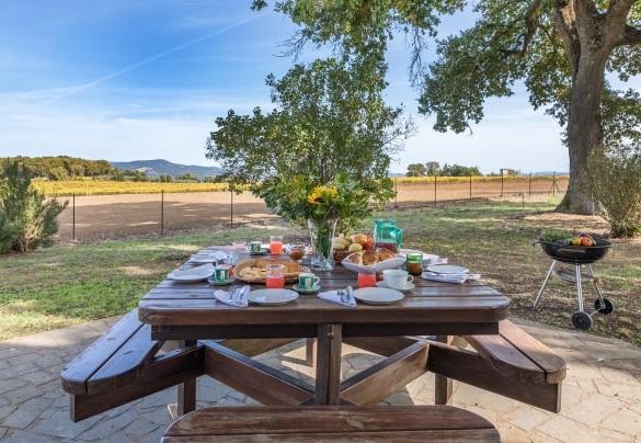The table prepared for outdoor breakfasts - Casale Le Tre Querce