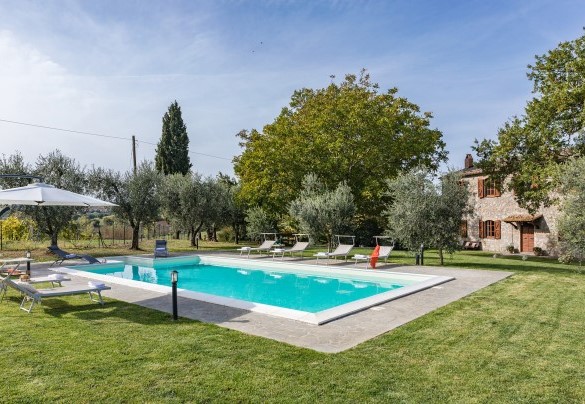 The pool and the house in the background - Casale Le Tre Querce